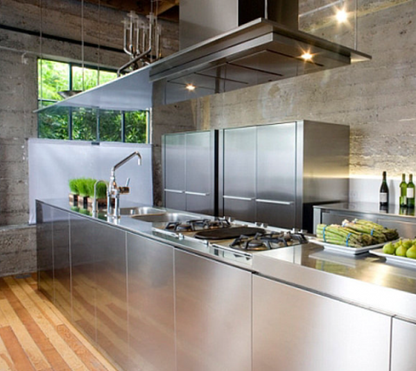 Dinding dengan aksen metalik seperti stainless steel